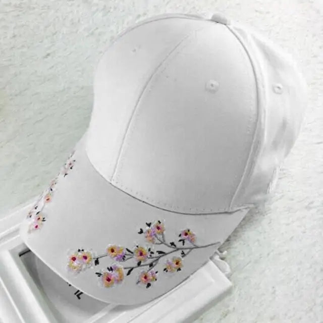 Casquette brodée de fleurs de cerisier