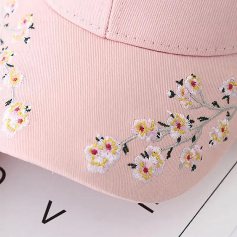 Casquette brodée de fleurs de cerisier